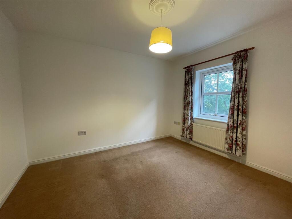 4 Baines Close - Bed 2.jpg