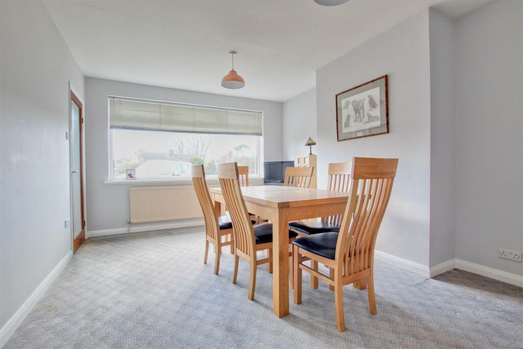 LIVING / DINING ROOM