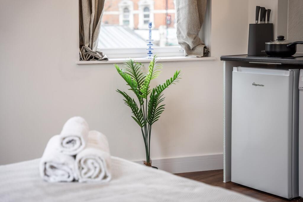 A bright and clean double bedroom featuring a s...