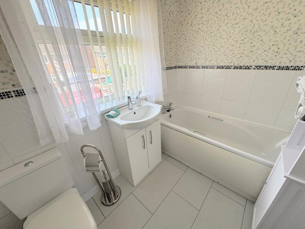 FAMILY BATHROOM ( FIRST FLOOR)