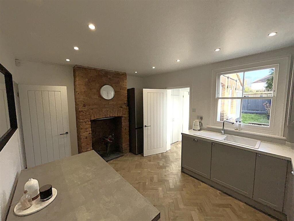 FITTED KITCHEN