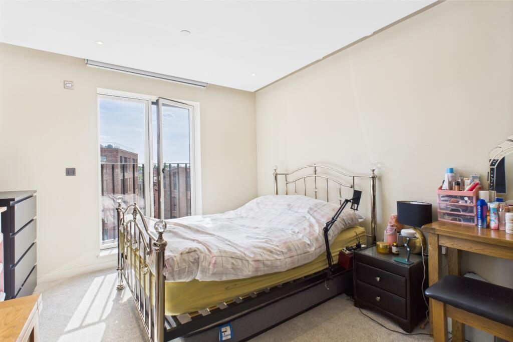 CAM03162G0-PR0257-STILL015