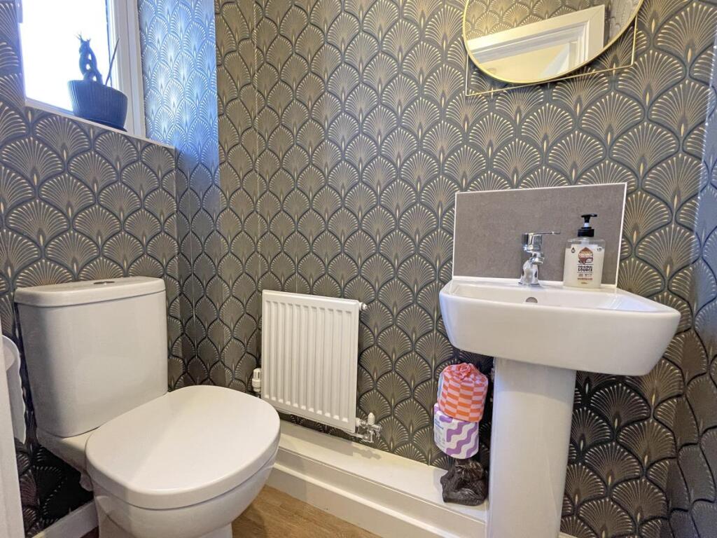 Haycroft Mews 21 - WC.jpg