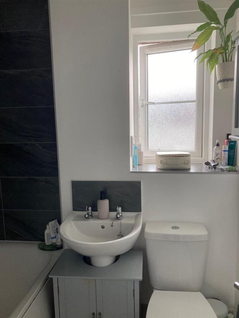 Bathroom 2.jpg