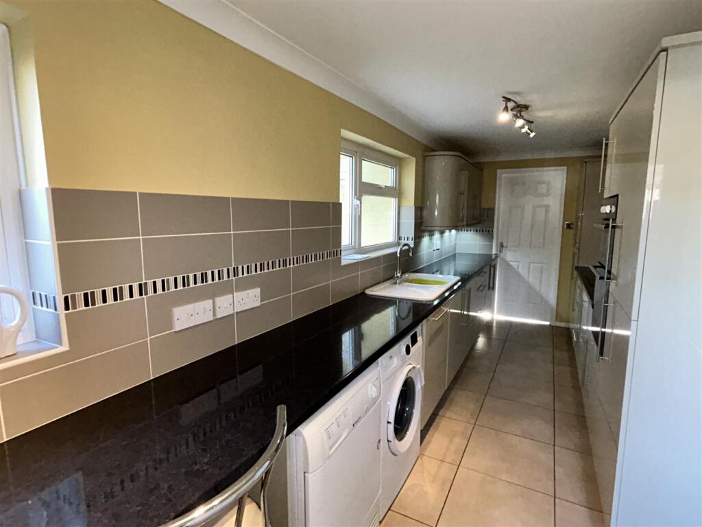 kitchen 2.JPG