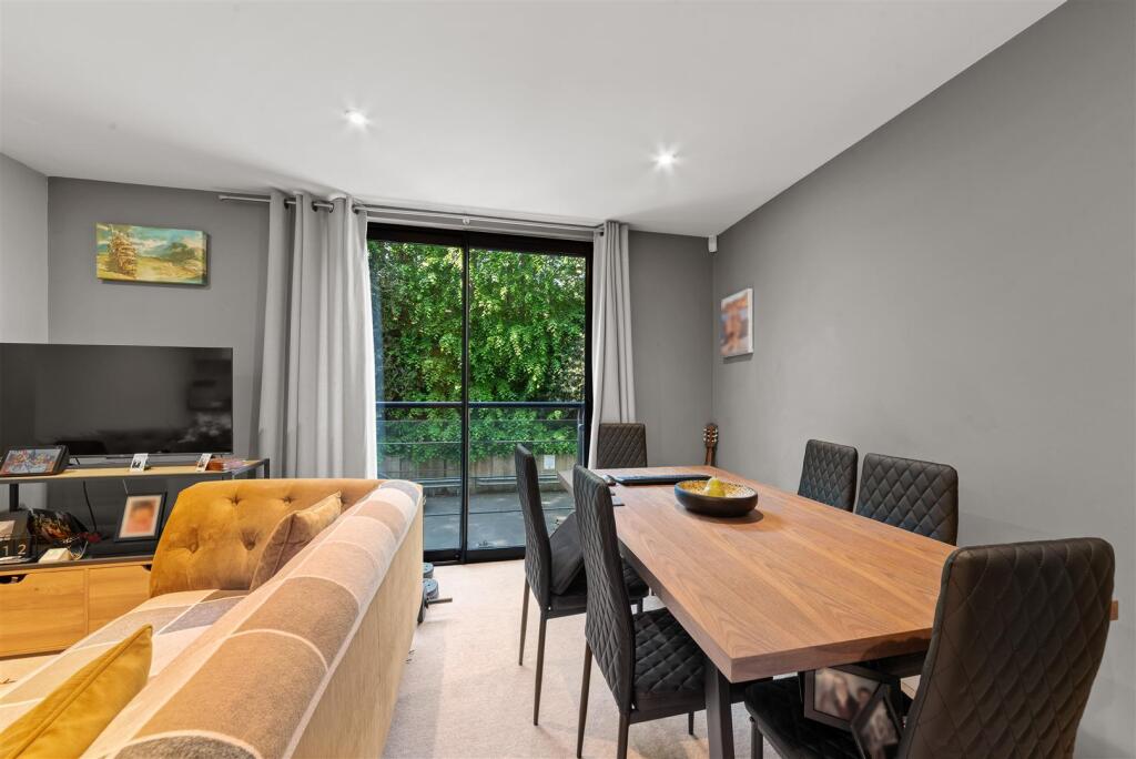 Apartment 3 Oak House 10.jpg