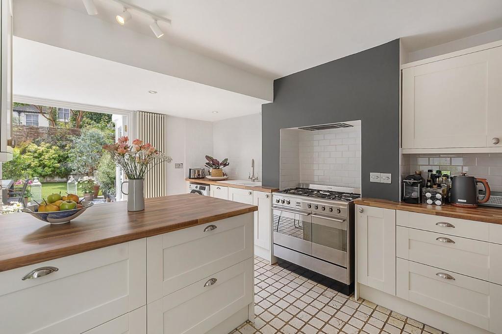 Kitchen (2).jpg