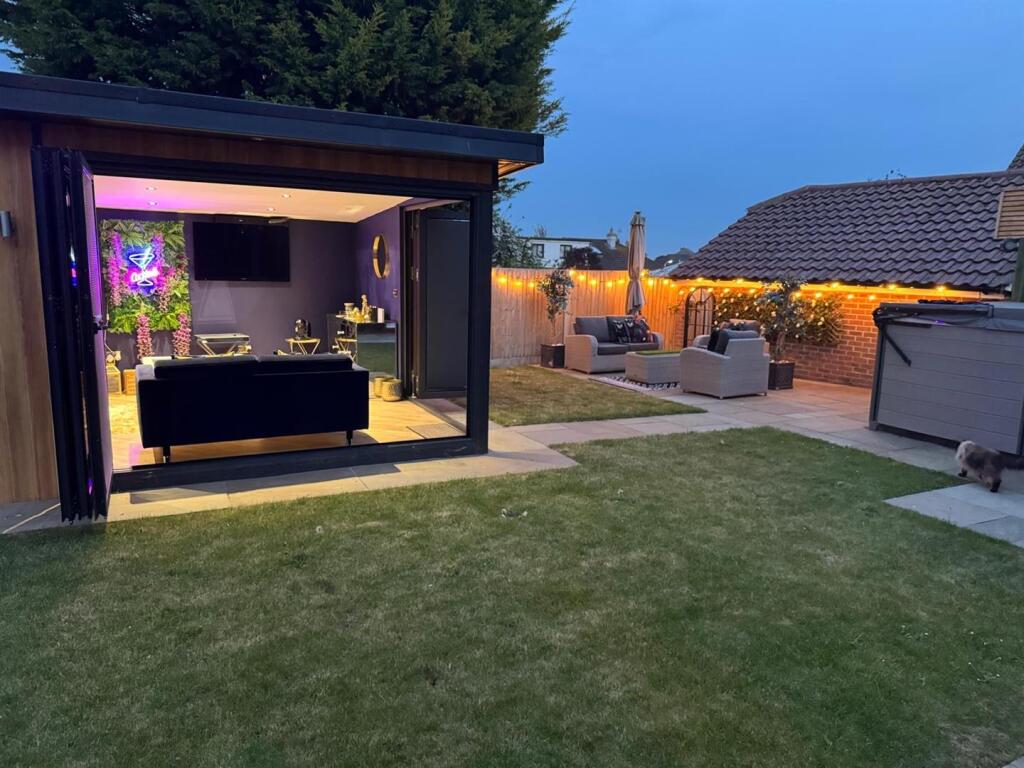 Garden Room &#64; Night.JPG