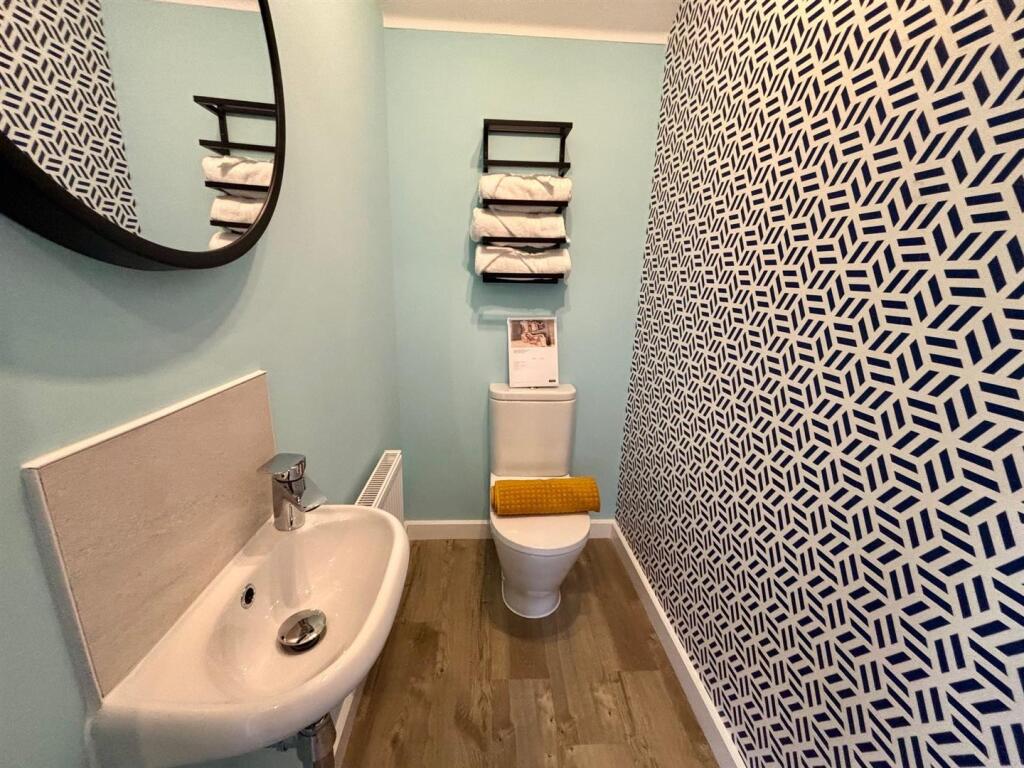 Guests Cloak Room/WC