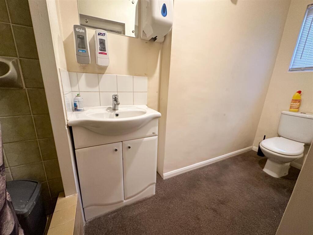 EN-SUITE STAFF SHOWER ROOM
