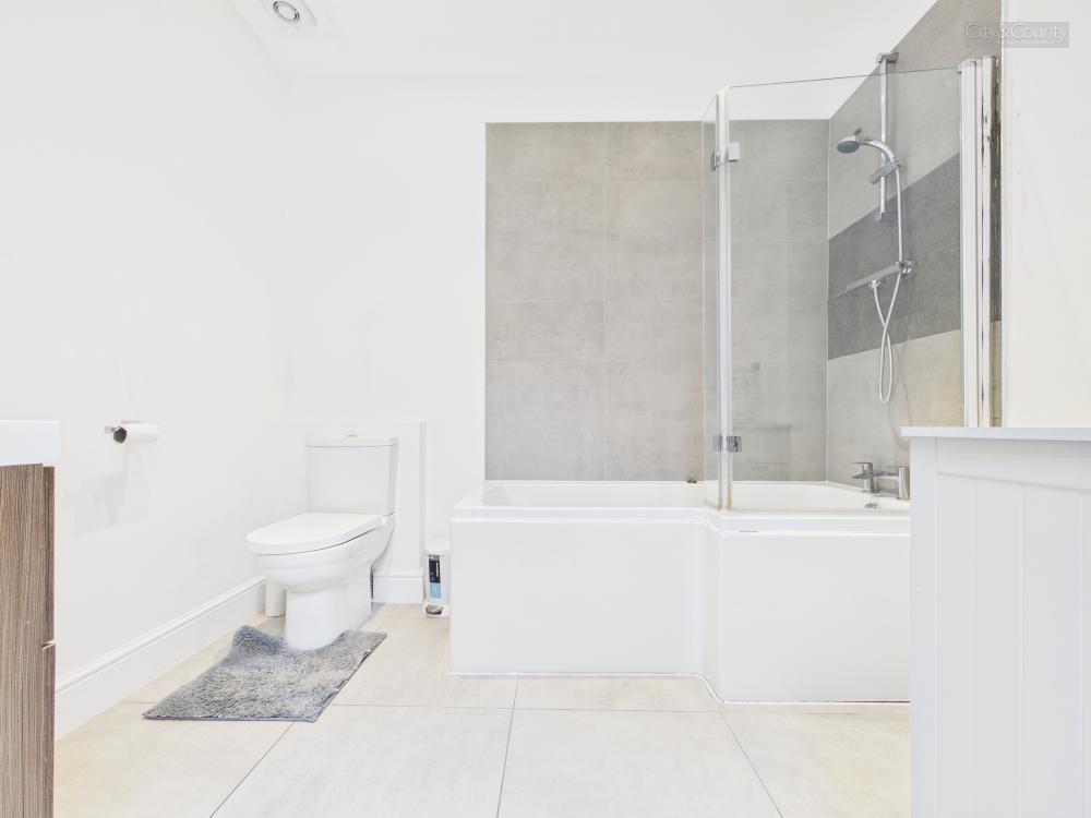En-Suite To Master Bedroom