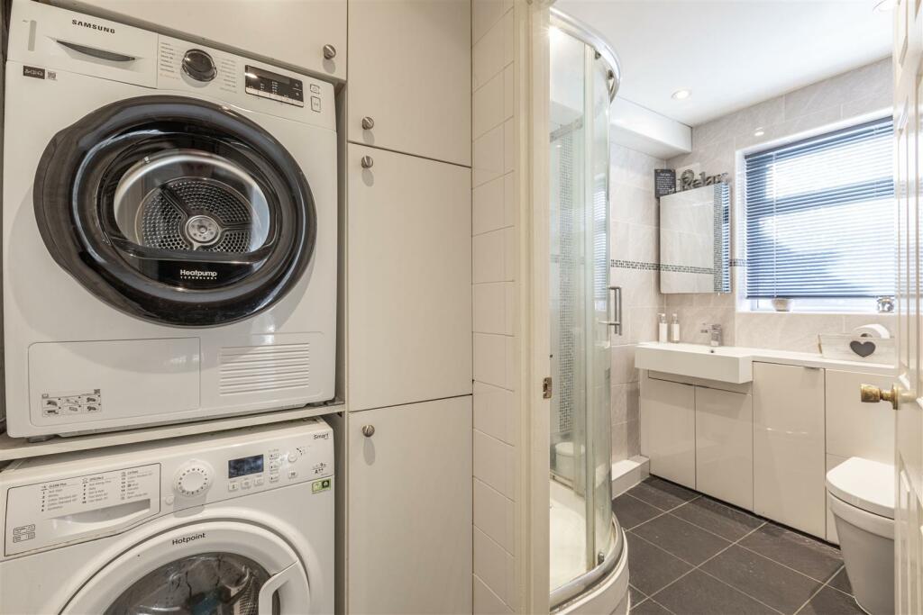 11 Magdalen Crescent, Byfleet, KT14 7SR - 6.jpg