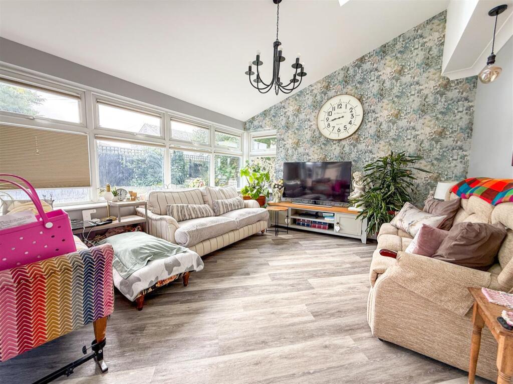LOUNGE/FAMILY ROOM