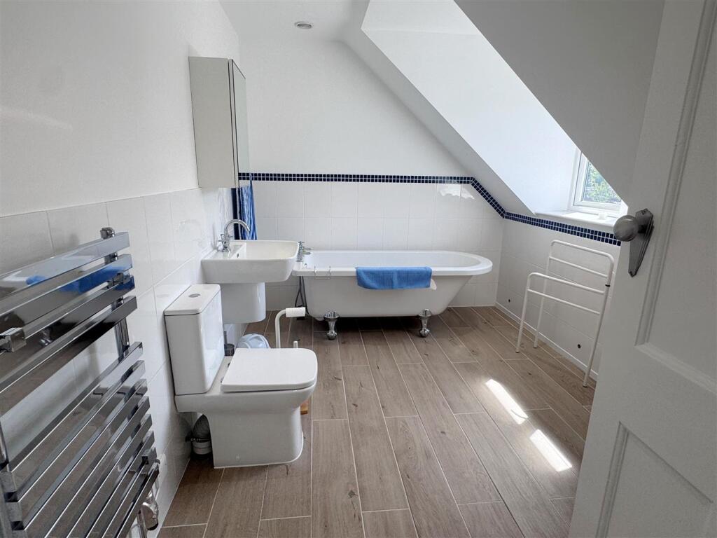 Family Bathroom 1.JPG