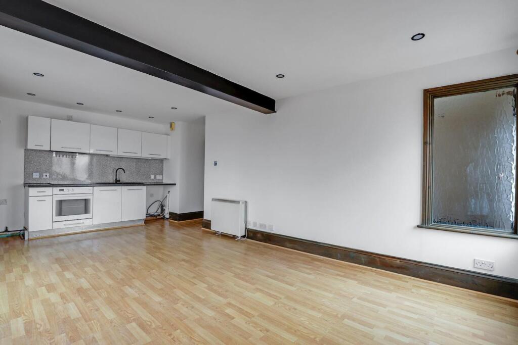 08-4c07JHPropWorld - 18 SIlverdale House - 22-medi