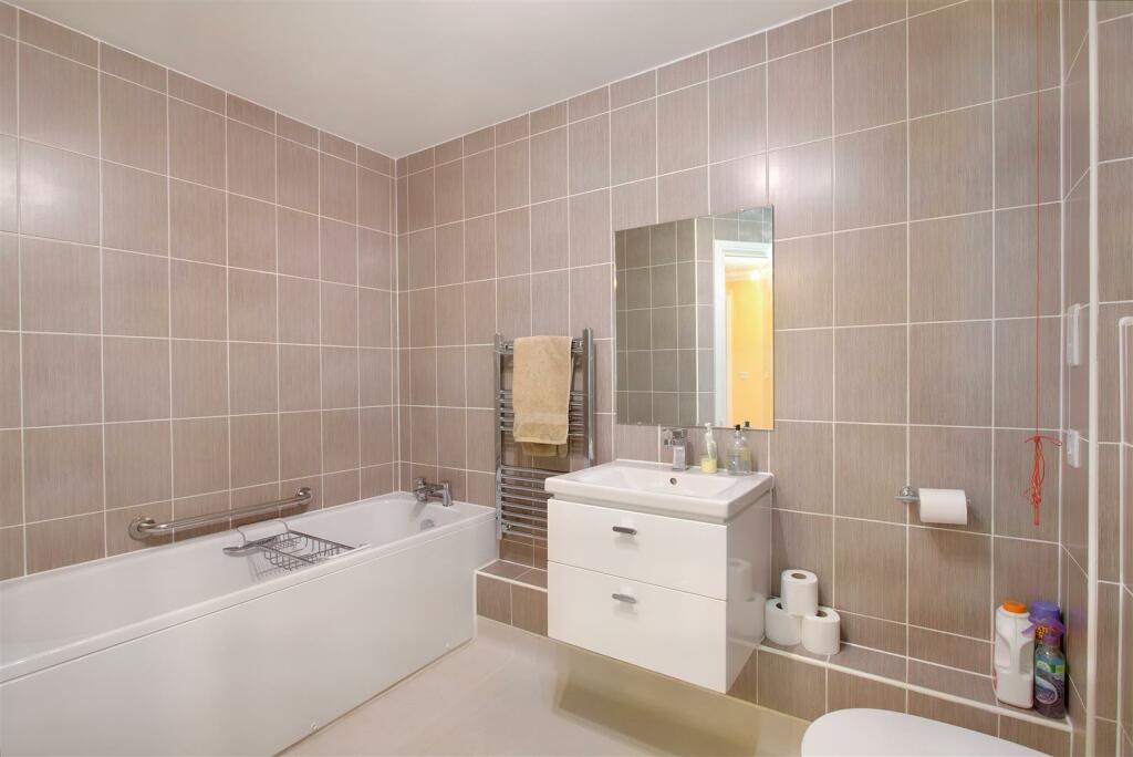 8552785-interior10.JPG