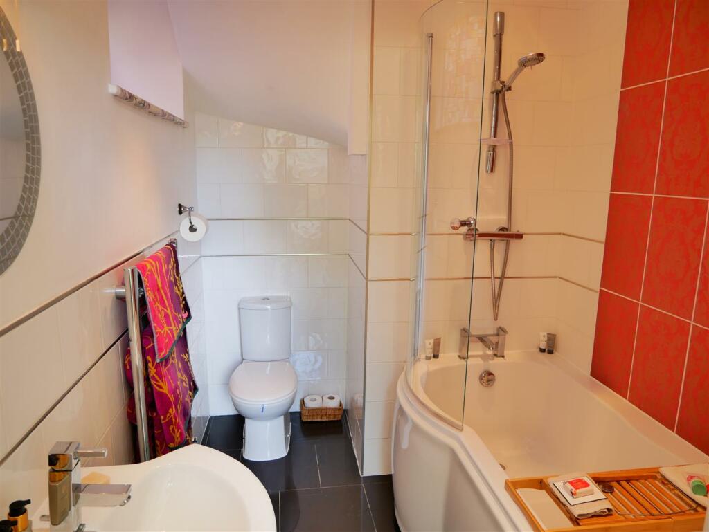 MASTER EN-SUITE