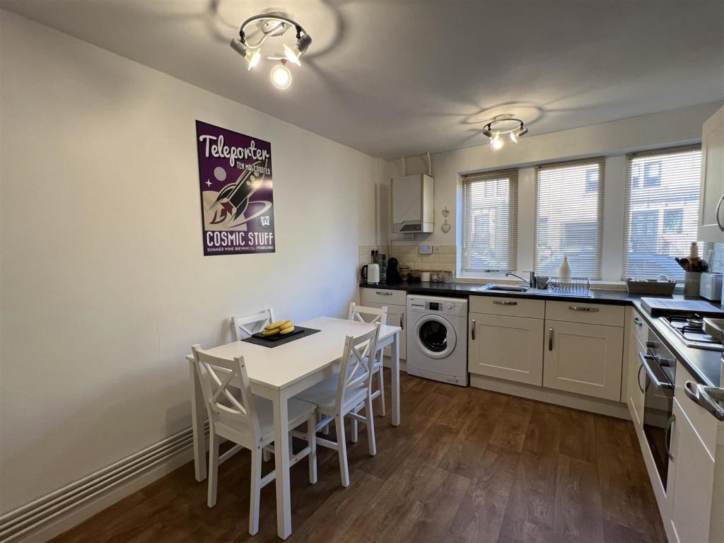 OPEN-PLAN DINING KITCHEN
