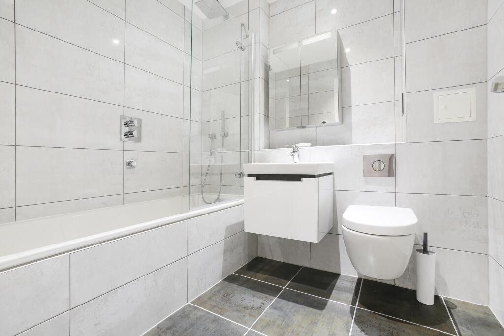 bathroom ()
