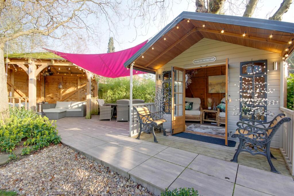 BBQ Area &amp; Summerhouse &amp; Pergola