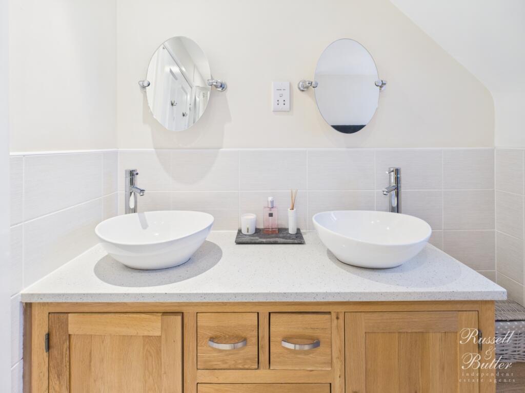 CAM02127G0-PR0363-STILL044