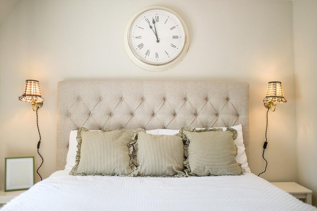 1440px-Cavell Cot...