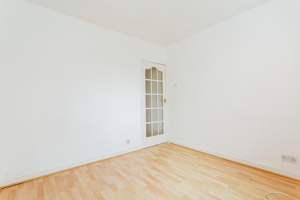 Bed 3 / Dining Room