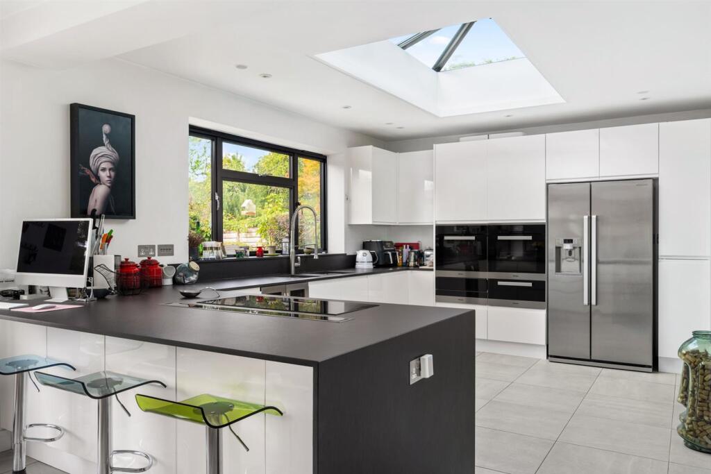 Open-plan kitchen / dining