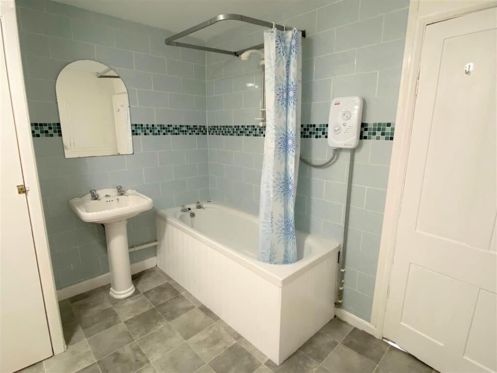 Flat 1, 5 Bank Street Bathroom