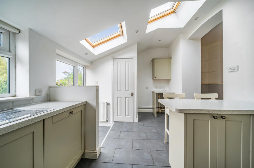 1371104-6-68f6220...