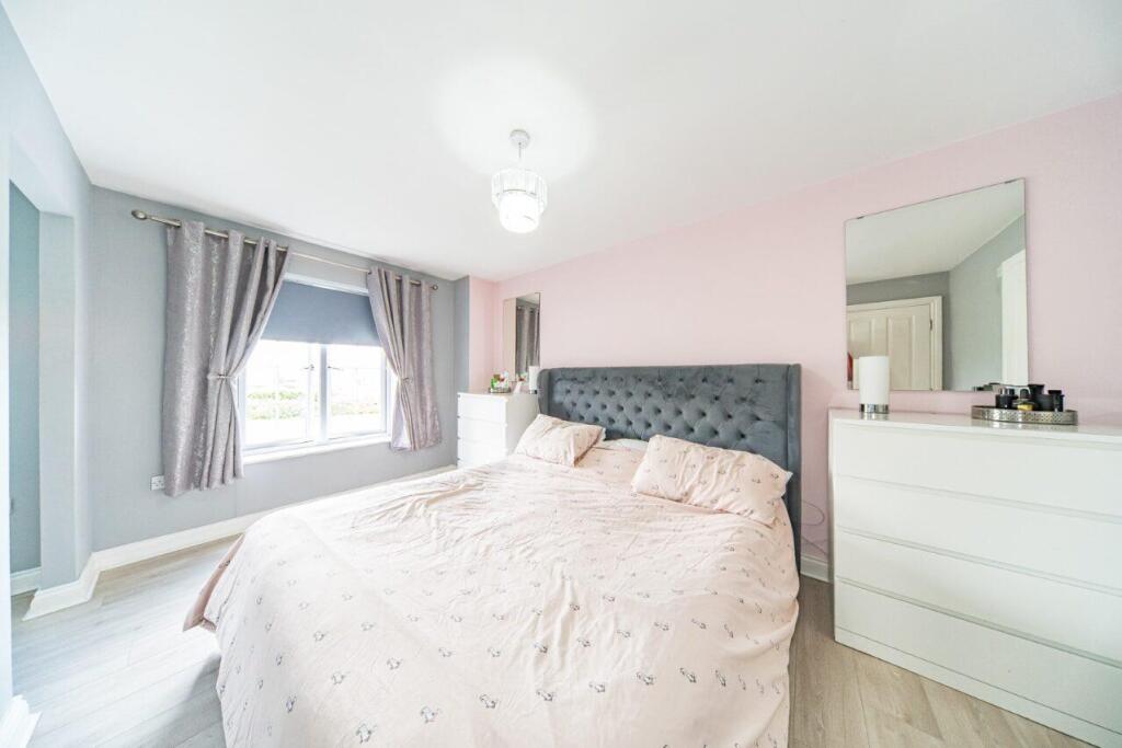 19 Sandfield Crescent bedroom 1.jpg