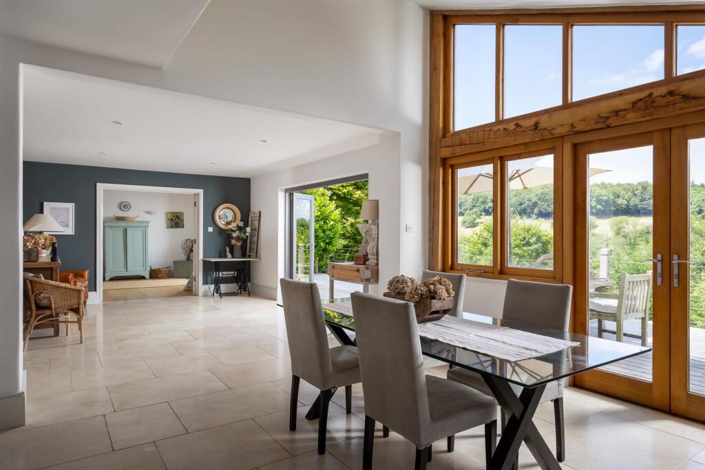 60 - Springview - GL8 8XX - Web.jpg