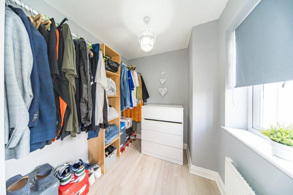 19 Sandfield Crescent dressing area.jpg