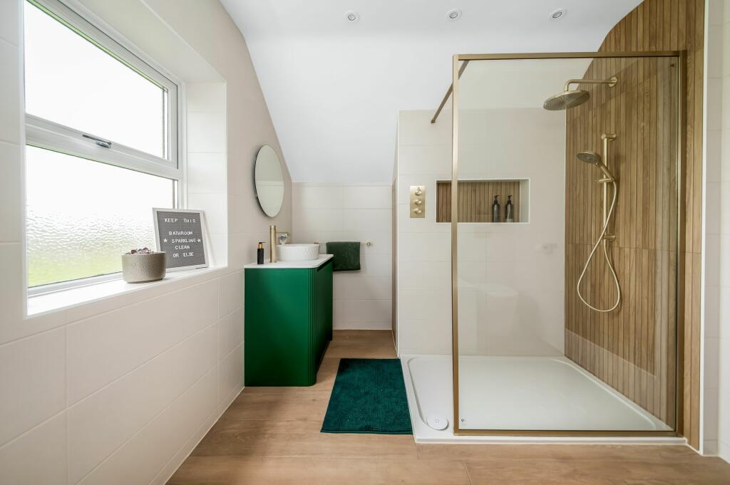 EN-SUITE BATHROOM