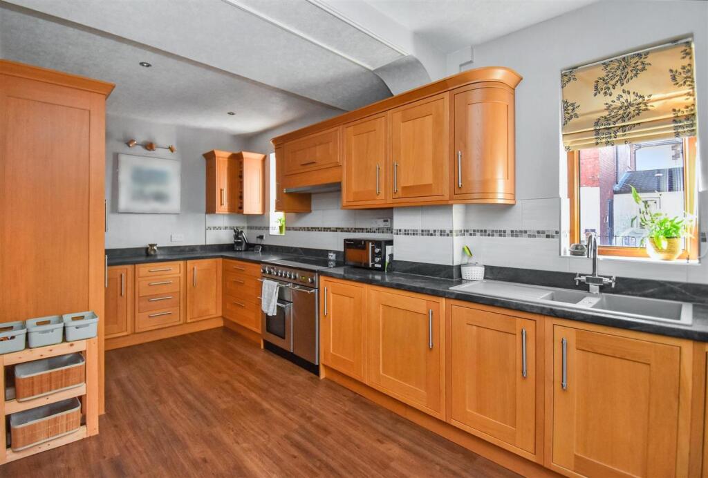 Living Kitchen/Dining Room