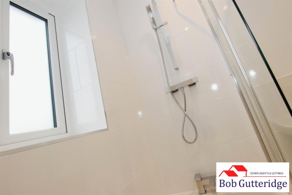 FIRST FLOOR FAMILY BATHROOM