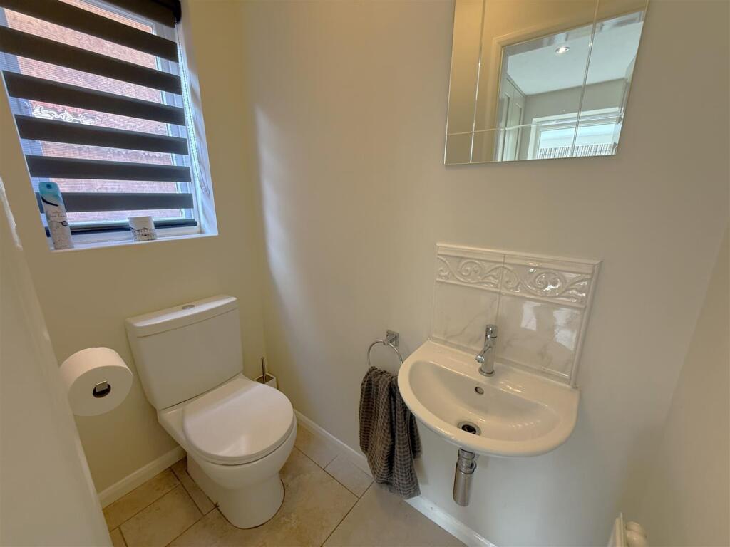 Downstairs WC.JPG