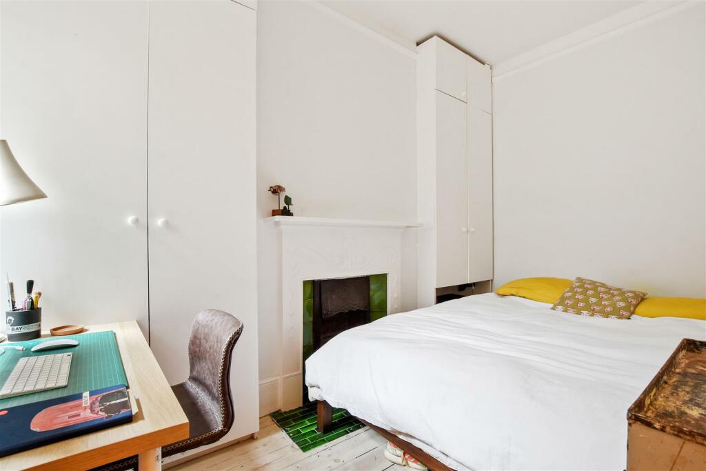 02-818cGCWT - GFF 14 Radcliffe Ave - Bedroom -Orig