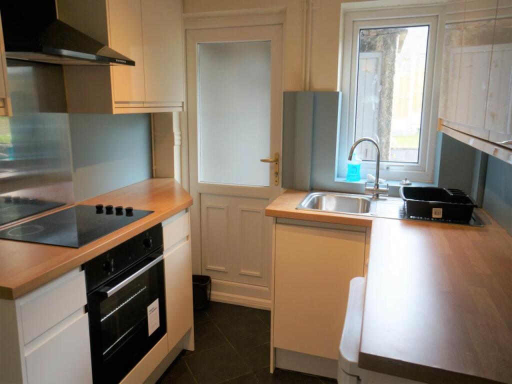 40Ambrose_kitchen.JPG