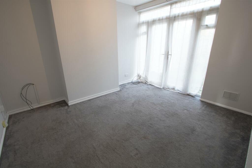 DINING ROOM.jpg