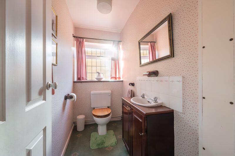 FITTED CLOAKROOM