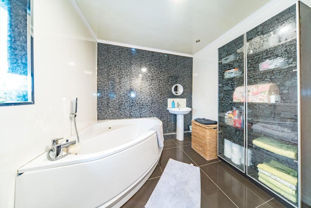 13 Hayes Avenue bathroom 2.jpg