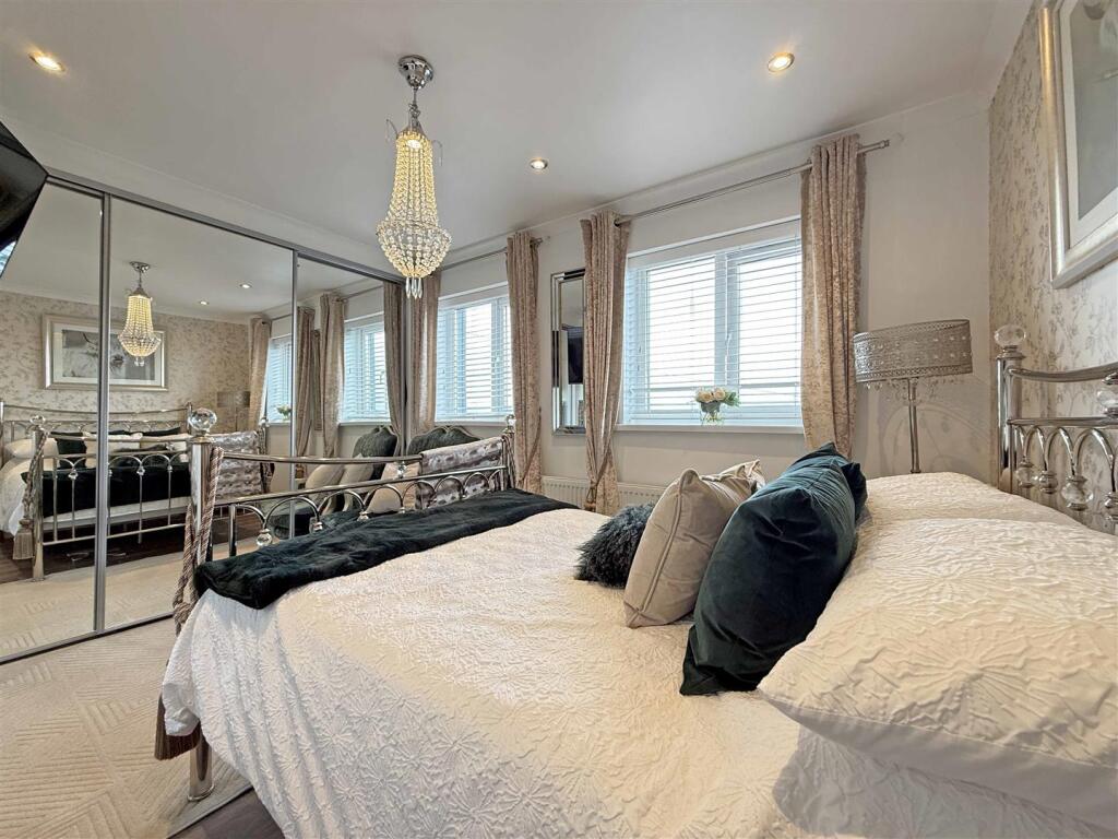 Hawkinge Gardens 34 - Bedroom One.jpg