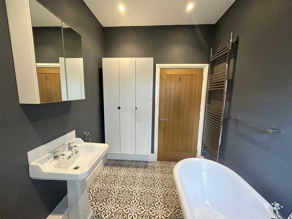 GROUND FLOOR BATHROOM