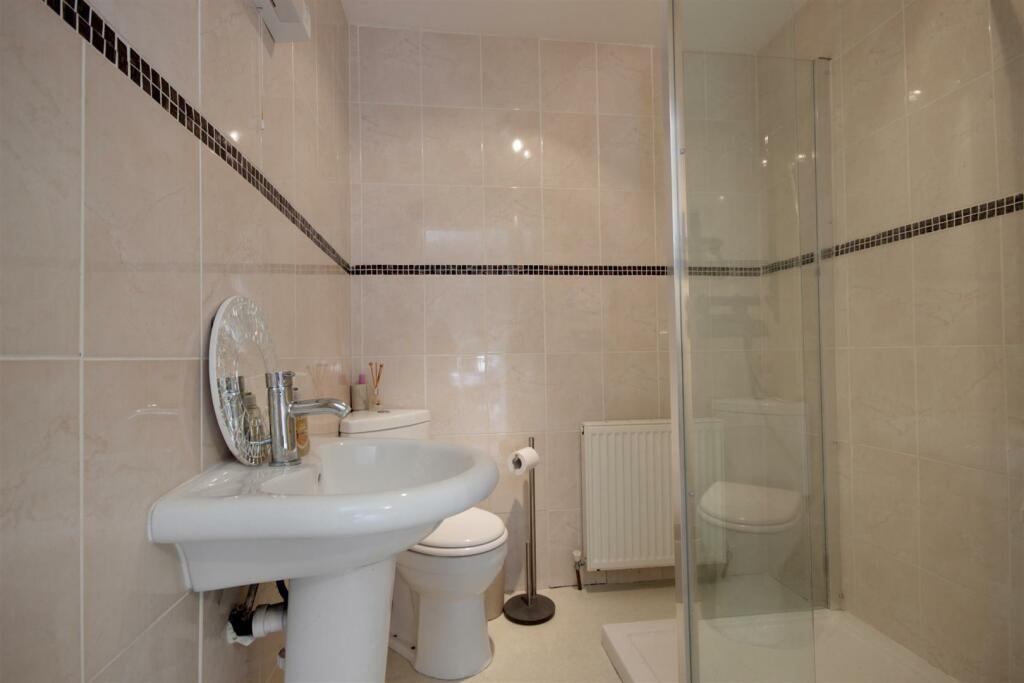 EN-SUITE SHOWER ROOM