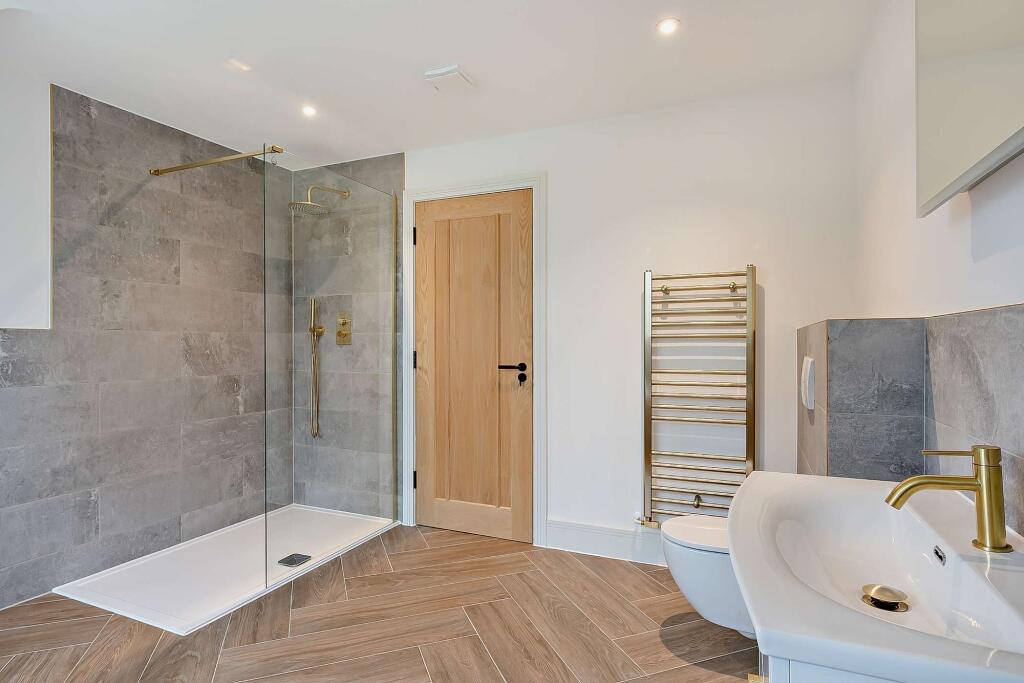 Main bathroom shower