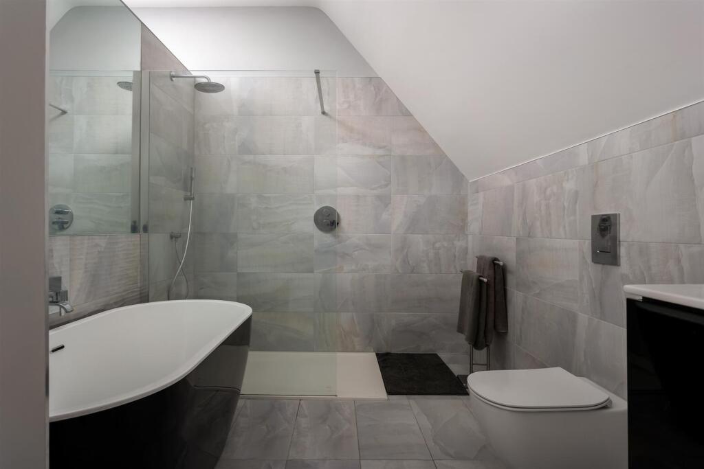 43 - Highfield House - GL54 4AA - Web.jpg