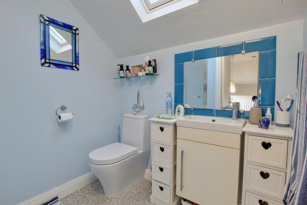 SHOWER ROOM/WC