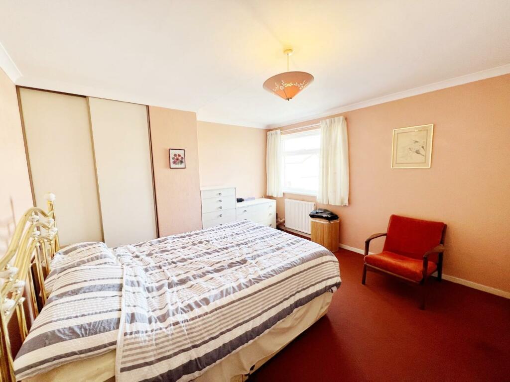 Bedroom 1 pic 1.jpg
