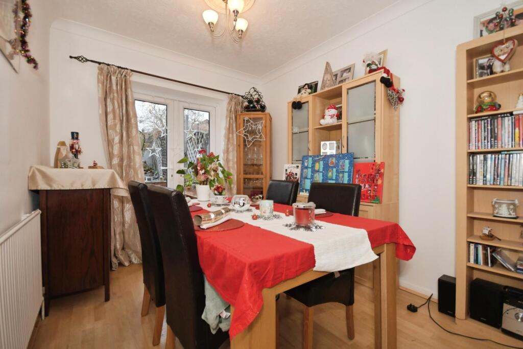 DINING ROOM 01.jpg
